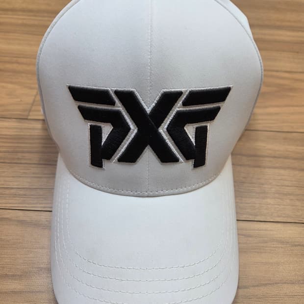 PXG 남성 골프 모자 판매합니다. 흰색 바탕에 검정색 PXG 로고가 포