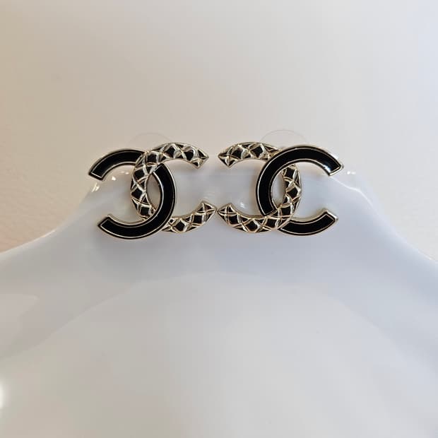 샤넬 블랙&골드퀼팅 CC 샴페인골드 스터드 귀걸이 업사이클링