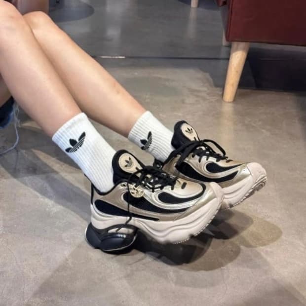 아디다스 오즈베누즈 우먼즈 러닝화 메탈릭 골드 블랙