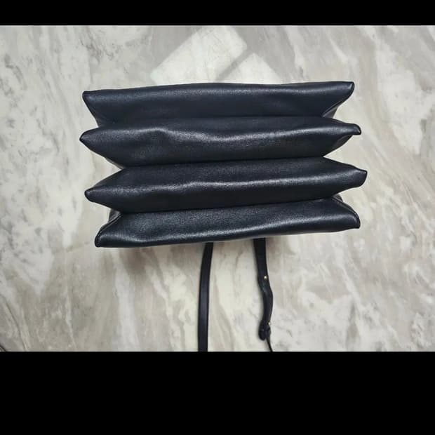 타임 한섬 아코디언 가죽 크로스백