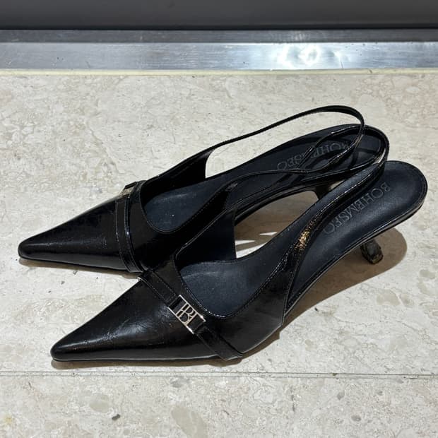 보헤미안서울 블랙 에나멜 슬링백 250