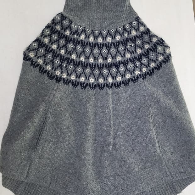 써스데이 아일랜드 터틀넥 망토 케이프 니트