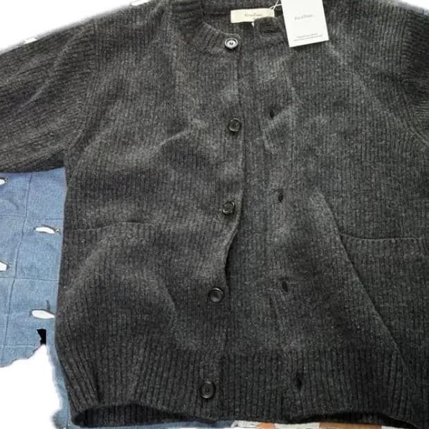 새상품) 퍼스트플로어 라운드 넥 가디건 차콜 50