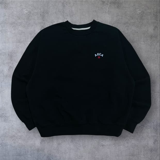 에이카 화이트 스몰 로고 블랙 미니멀 맨투맨