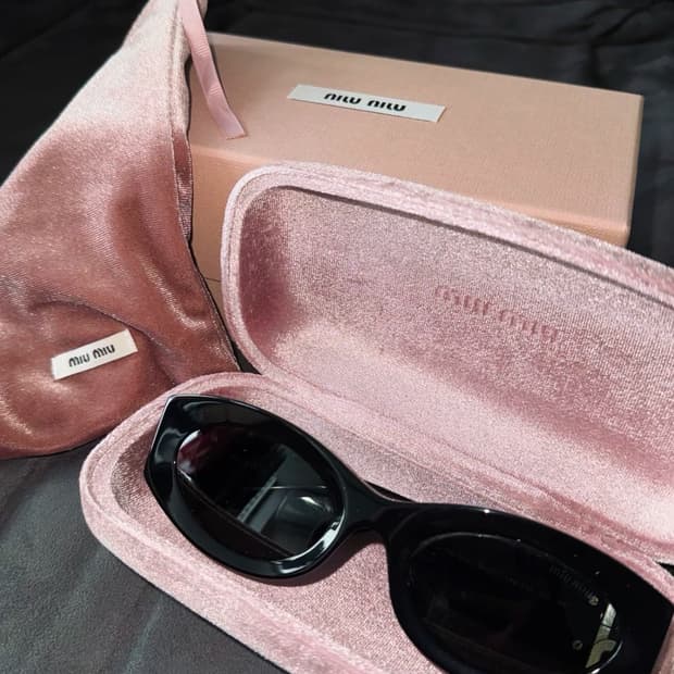 미우 미우 글림스 선글라스 슬레이트 그레이 렌즈 블랙 아세테이트