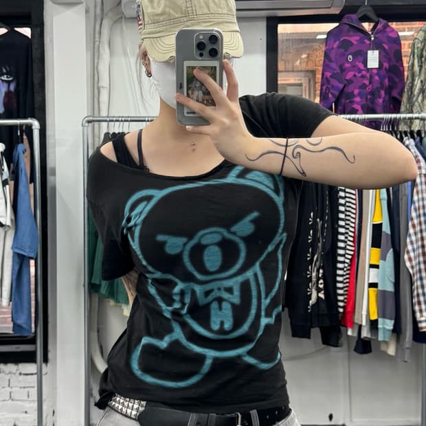 히스테릭 글래머 퍽베어 라운드넥 티서츠