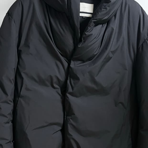 아모멘토 25FW 맨즈 다운 푸퍼 패딩 M사이즈 팝니다.