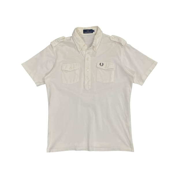 Fred Perry 견장 디테일 포켓 반팔 티셔츠