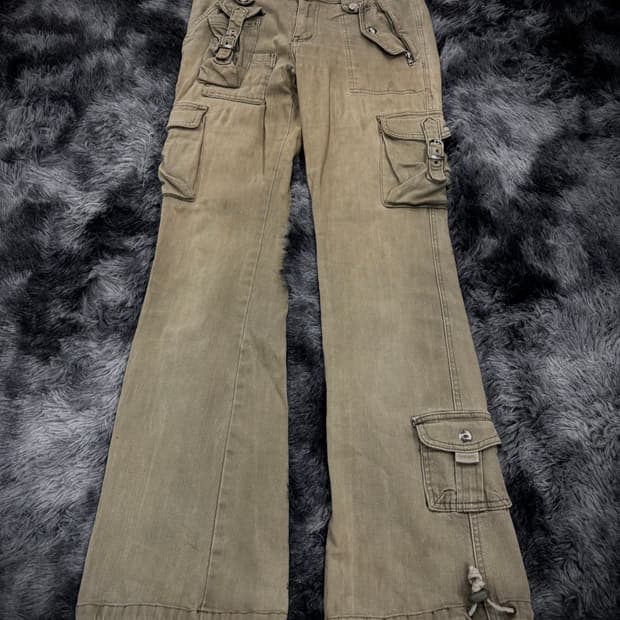 카키 멀티포켓 스트랩 디테일 부츠컷 카고팬츠