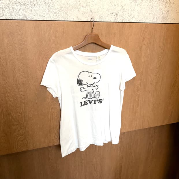 리바이스 라운드넥 반팔 티셔트 스누피 프린팅 디테일 레귤러핏 아이보리