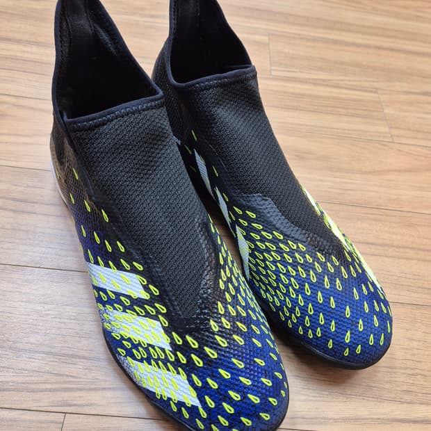 아디다스 프레데터 Freak.3 풋살화 260mm 판매합니다. 
쨍한 파