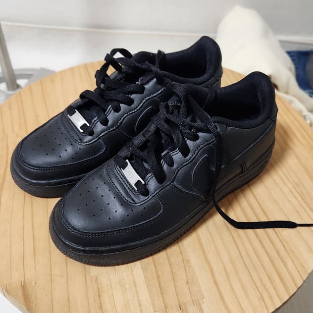 나이키 에어포스 트리플블랙 235