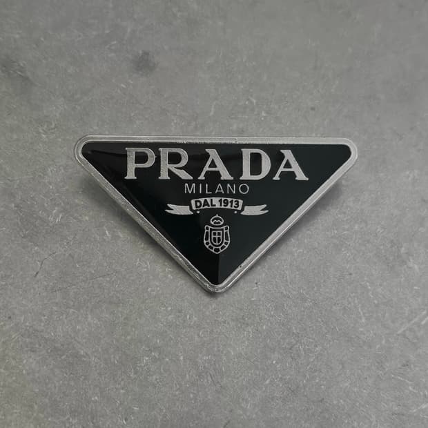 프라다 정품 빈티지 에폭시 로고 브로치 넥타이핀