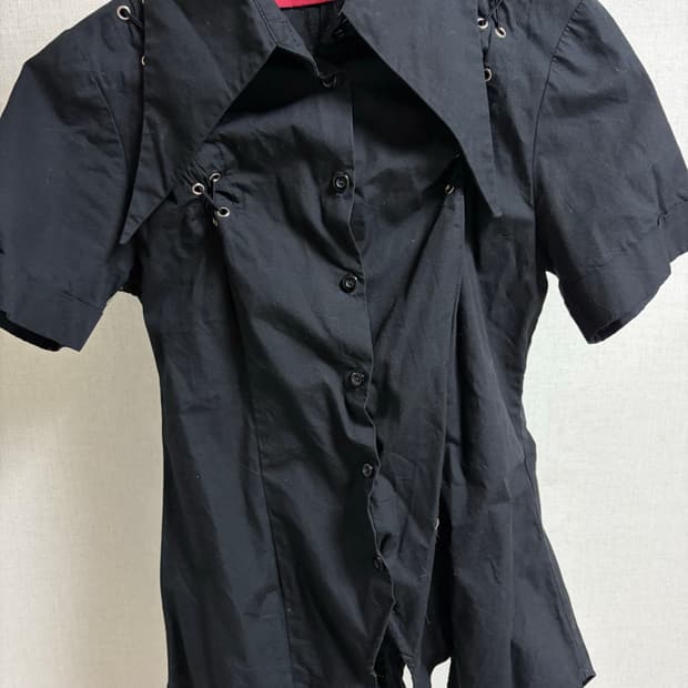 바디라인 블랙 레이스업 반팔 셔츠