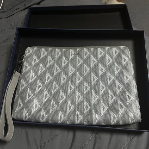 디올 다이아몬드 클러치백 그레이 정품 거의 새상품 팝니다