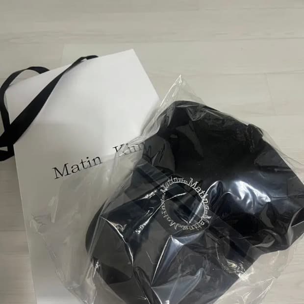 마뗑킴 마카롱 로고 볼 캡 블랙 색상 판매합니다.