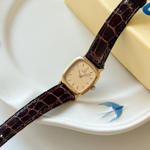 오메가 드빌 골드 스퀘어 시계