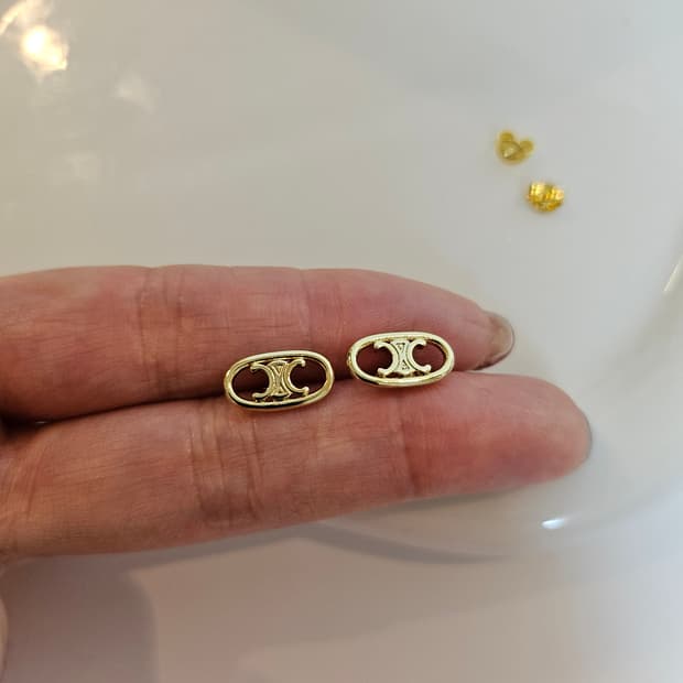 셀린느 미니 트리옹프 스터드 귀걸이 금장