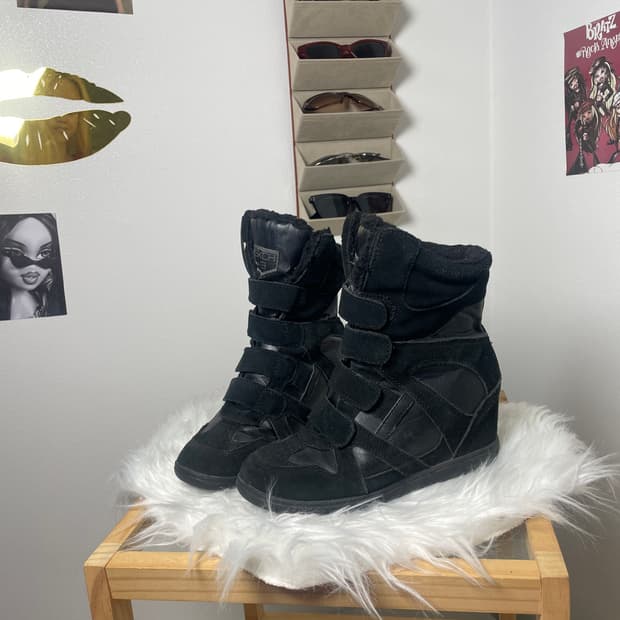 스케쳐스 블랙 히든웨지힐 털부츠