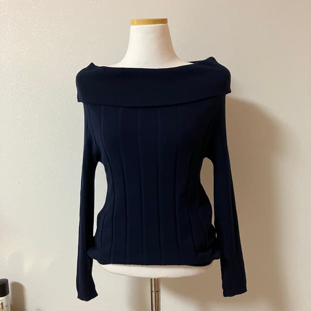 네이비 골지 오프숄더 니트
