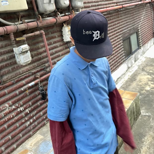 Daiz 표창 패턴 반팔 카라 티셔츠