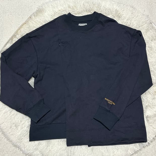 우영미 사선 절개 디테일 맨투맨 M