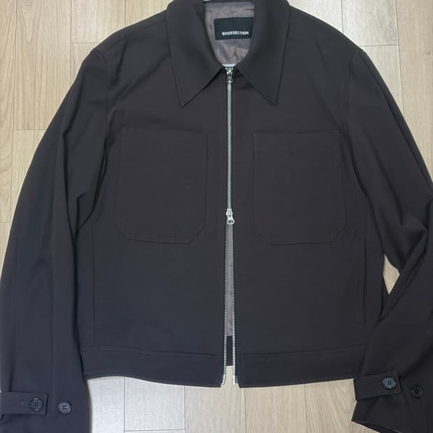 [ 인터섹션 ] 더블 포켓 미니멀 크롭 자켓 [브라운]