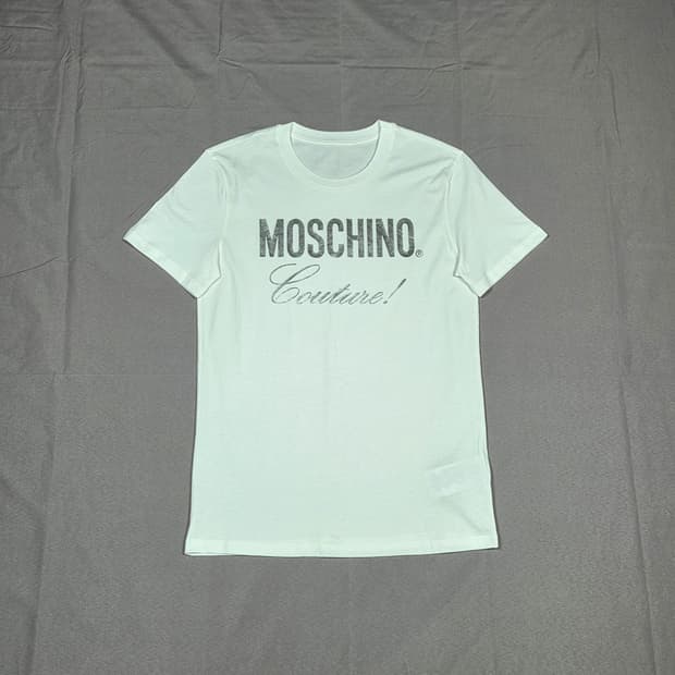 (새상품) [모스키노] 꾸뛰르 실버 로고 반팔 티셔츠 | S00080