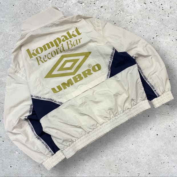 [100] 엄브로 바람막이 화이트 KOMPAKT 레코드바 B409