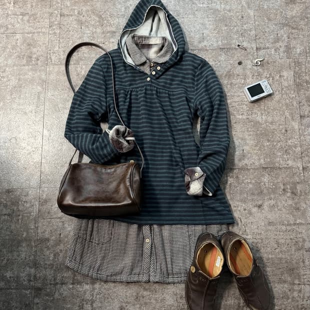 버튼 넥 스트라이프 패턴 후디드 탑