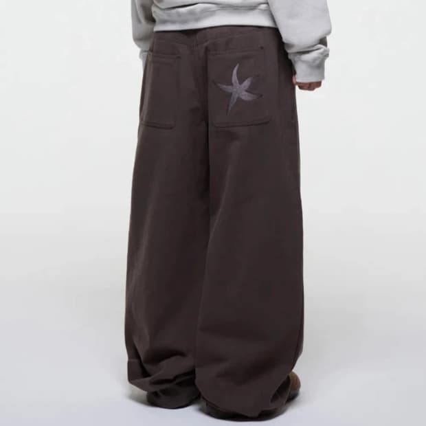 더콜디스트모먼트 치노 브라운