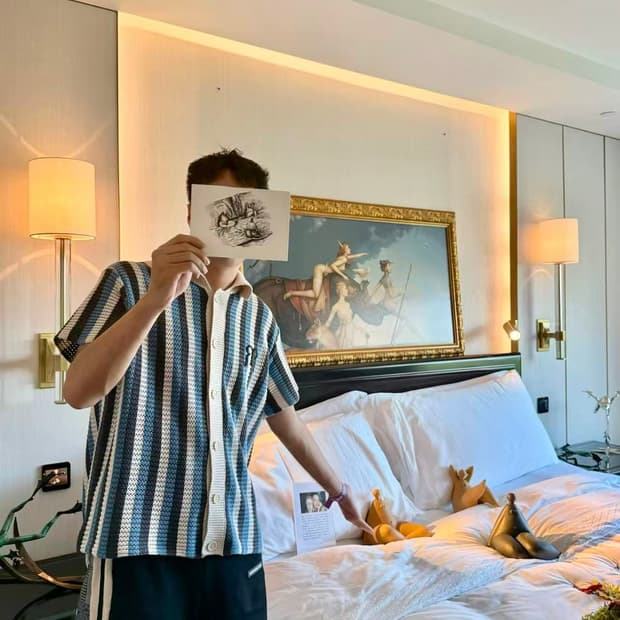 EMPTY REFERENCE 짜임 스트라이프 자수 반팔 셔츠