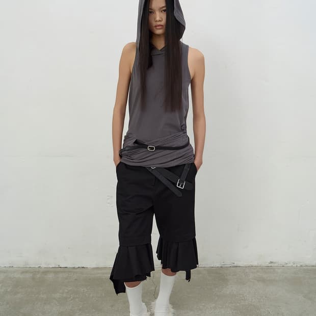 HOODED SLEEVELESS TOP