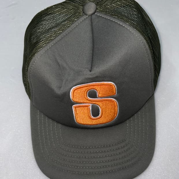 스투시 'S' 로고 엠브로이더리 메쉬 트래커 캡