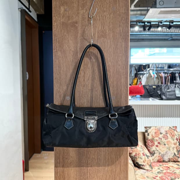 프라다 블랙 포코노 버클 바게트 숄더백 