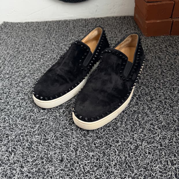 크리스찬 루부탱 피크보트 스웨이드 스파이크 슬립온