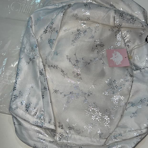 [새상품] 콜로신스 화이트 플라워 자카드 백팩 가방블라우스스커트원피스후드