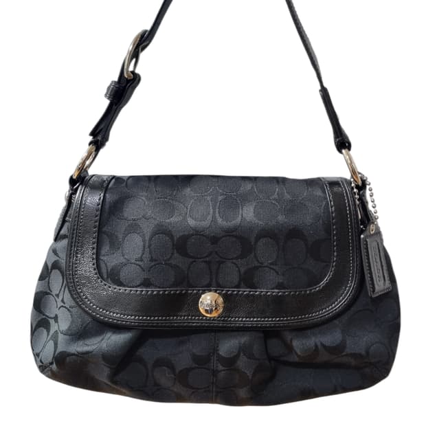코치(Coach)의 시그니처 블랙 소호 플랩 숄더백 y2k 히메 갸루