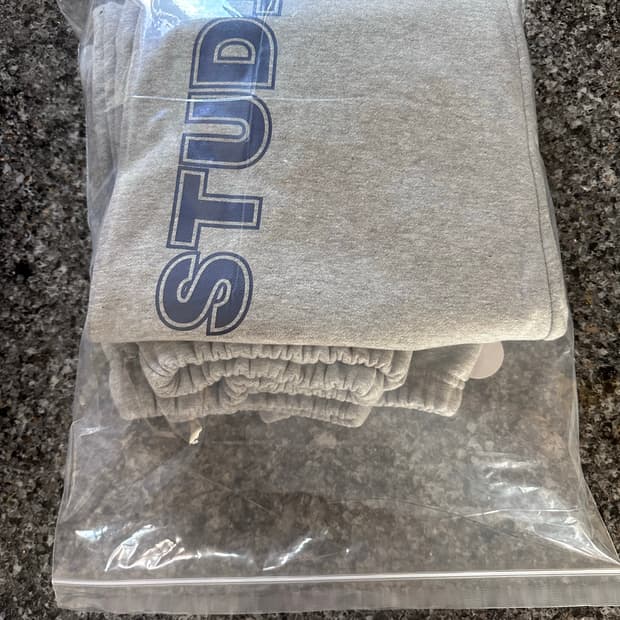 아아앱 스트레이트 로고 스웨트 팬츠