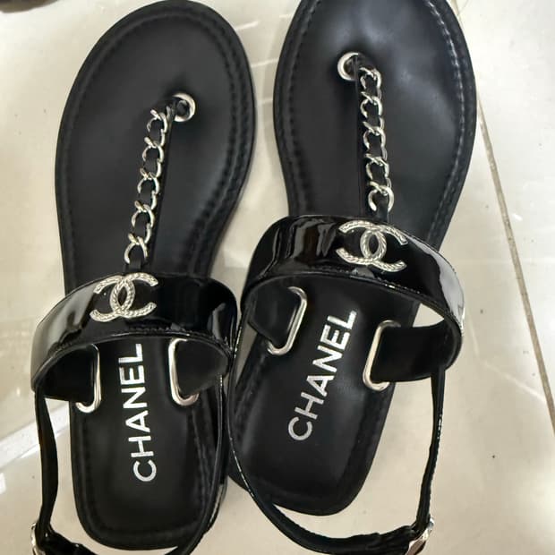 샤넬 체인 쪼리 샌들 은장 플리플랍 슬리퍼 제니 고윤정 여름