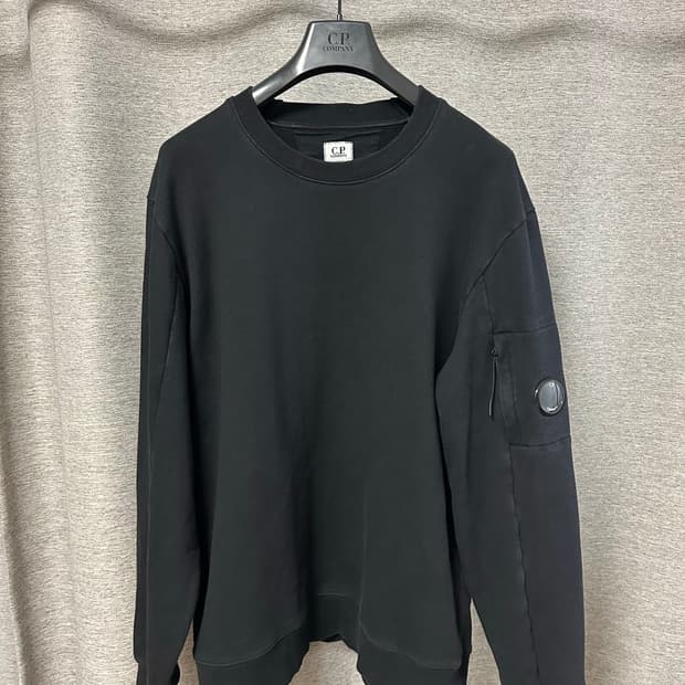 CP컴퍼니 렌즈와펜 맨투맨 블랙 (110)