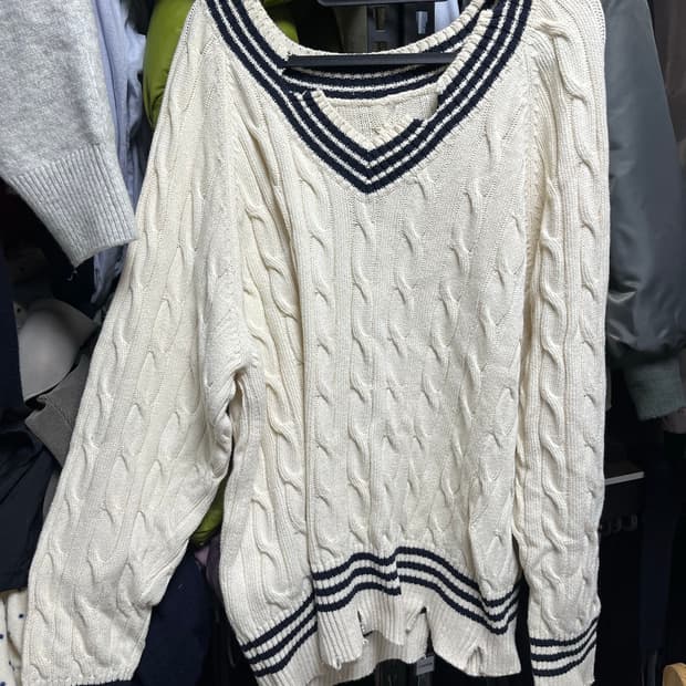 유스 디스트로이드 브이넥 니트