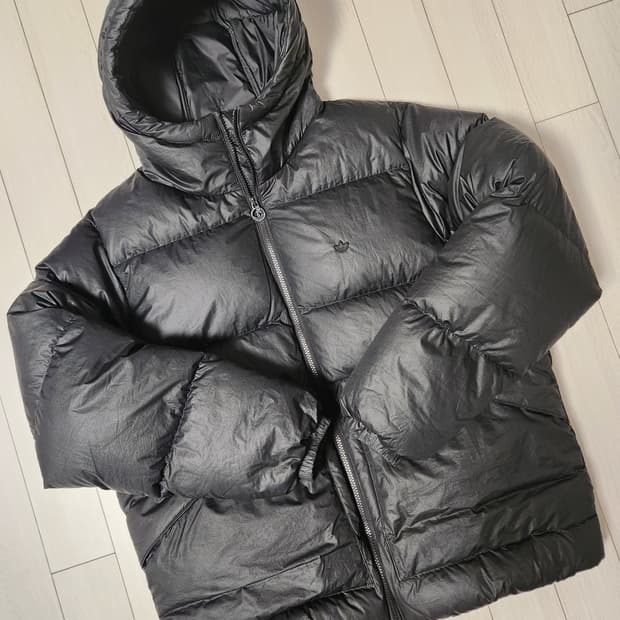 아디다스 푸퍼 덕다운 자켓 블랙 색상입니다. 사이즈는 105(XL)이고,