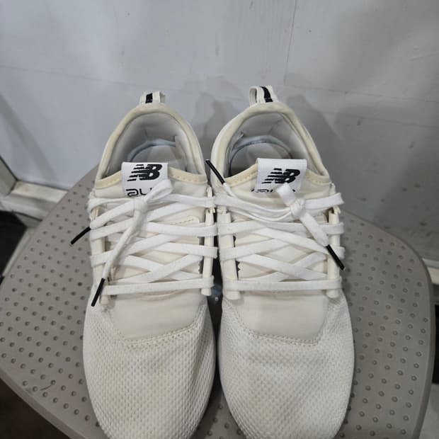 (사이즈230) New balance 뉴발란스 신발! 깔끔한 스타일!