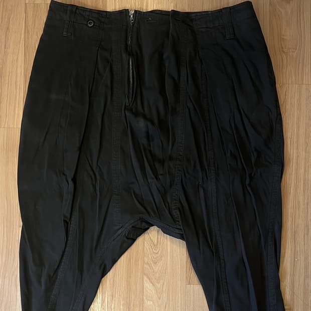 Julius 사루엘 배기 팬츠