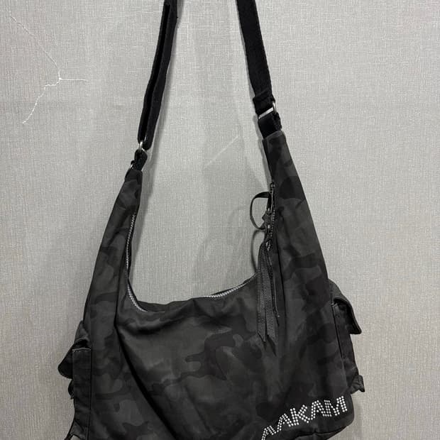 아캄 카모 스터드 크로스백