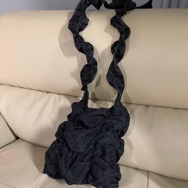 pattern shirring detail cross bag