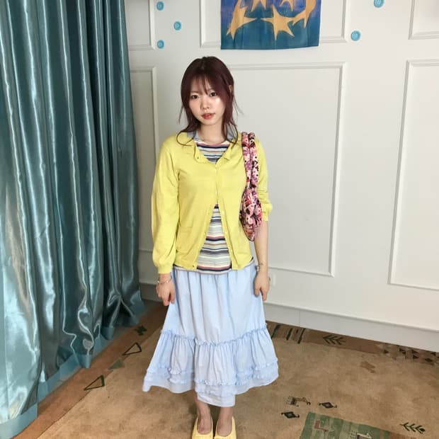 프레피 감성과 빈티지 무드를 담은 클래식 레이어드 룩💛🩵