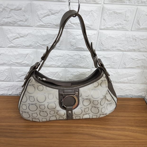 페라가모 숄더백 (정품. 쟈가드소재) 