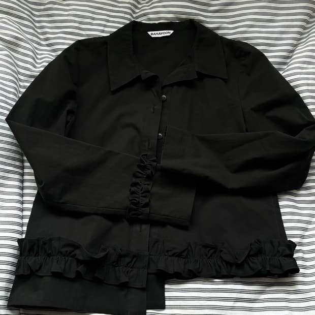 바하윤 UNBALANCE RUFFLE SHIRT (BLACK)